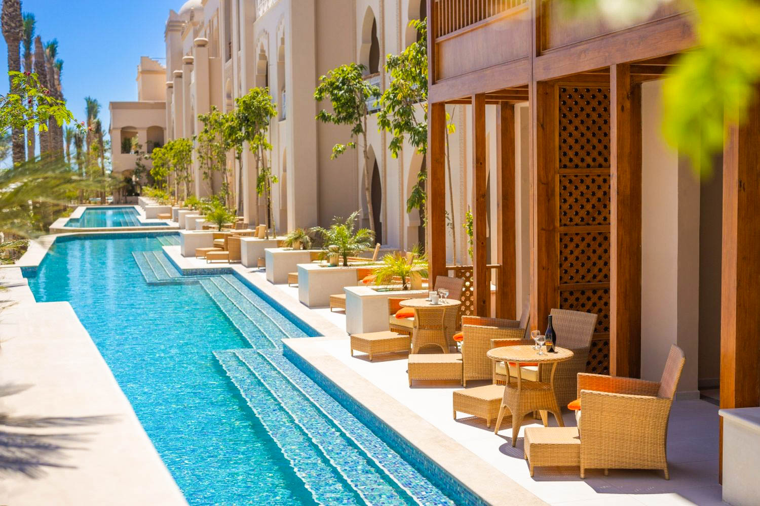 Hotel w Hurghadzie z palmami i basenem